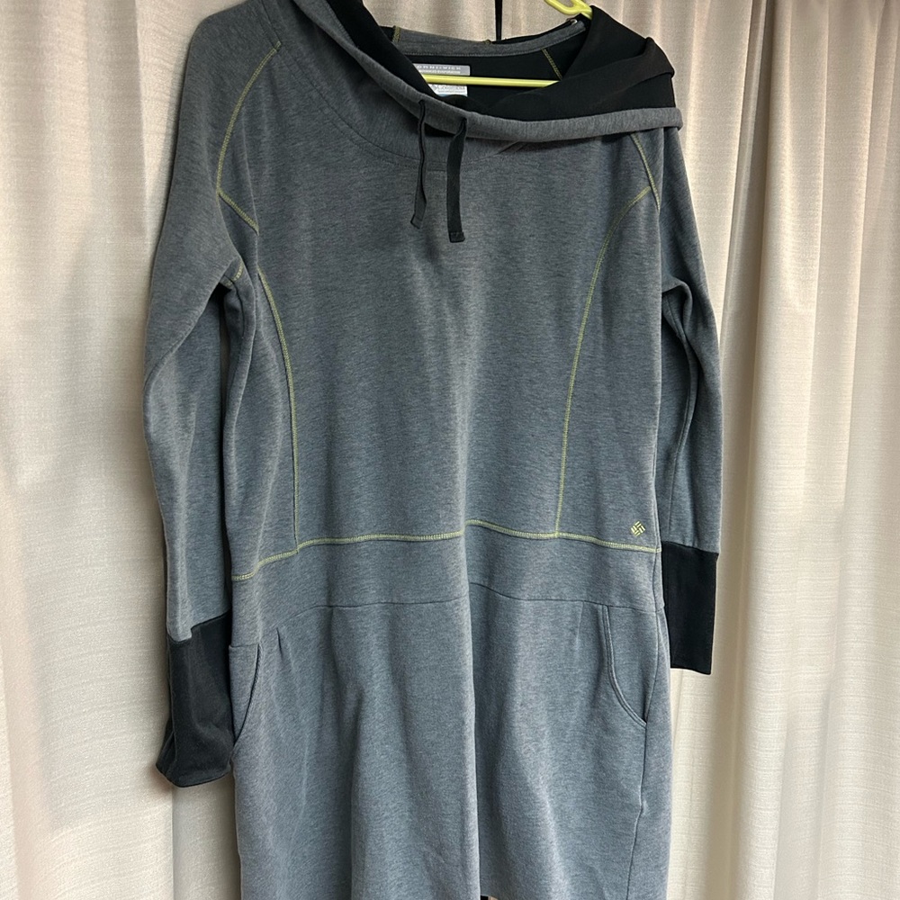 Used Columbia long pullover sweatshirt with pockets